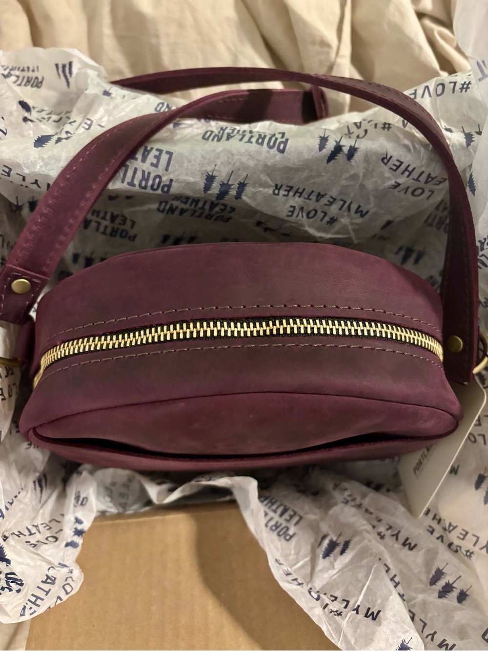 Portland Leather Large Circle Crossbody Bag in Larkspur BNNU - Picture 7 of 11